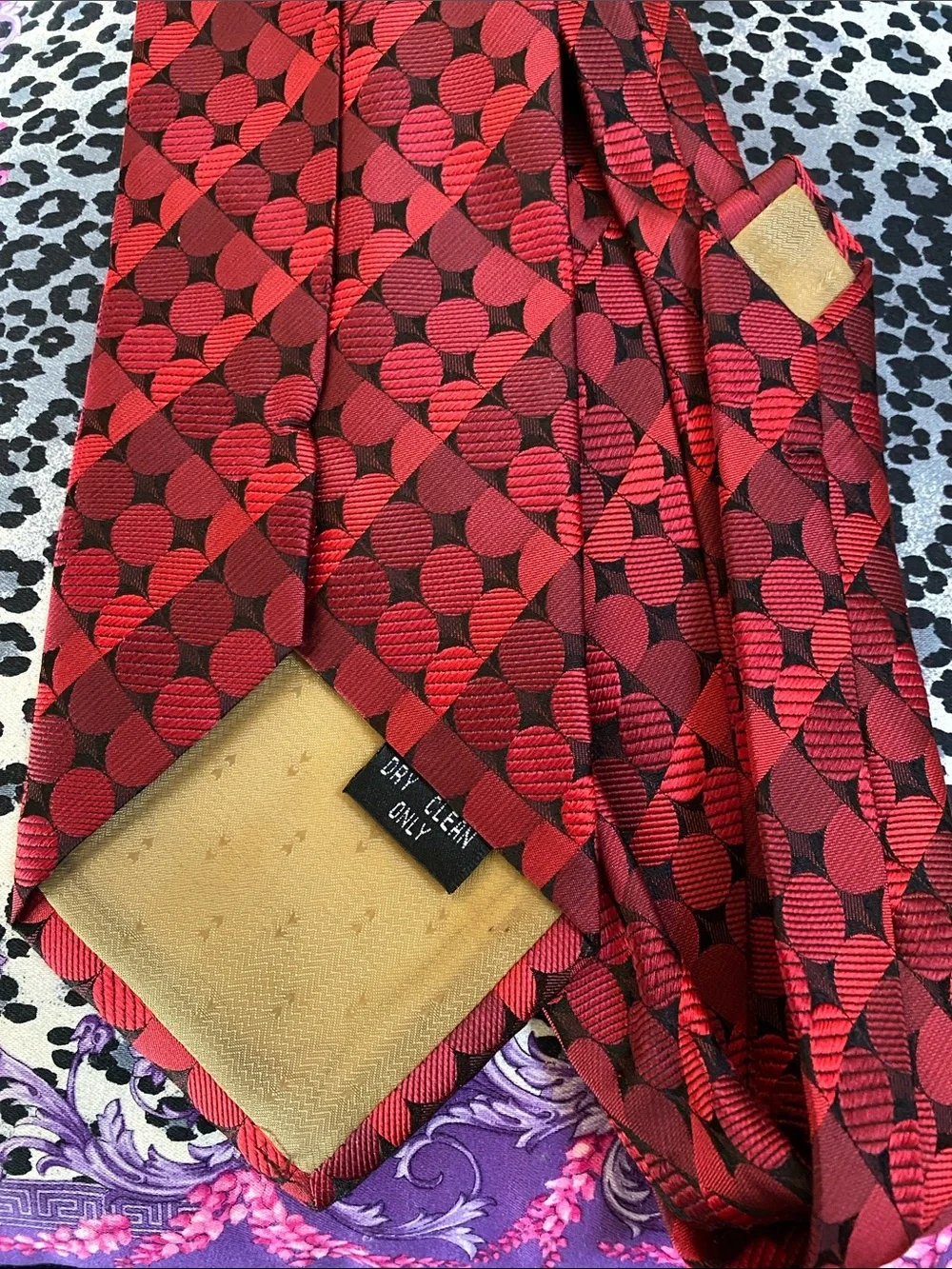 💯 Silk Hand Made Luxurious Red Black Subtle Shimmer Textured Tie